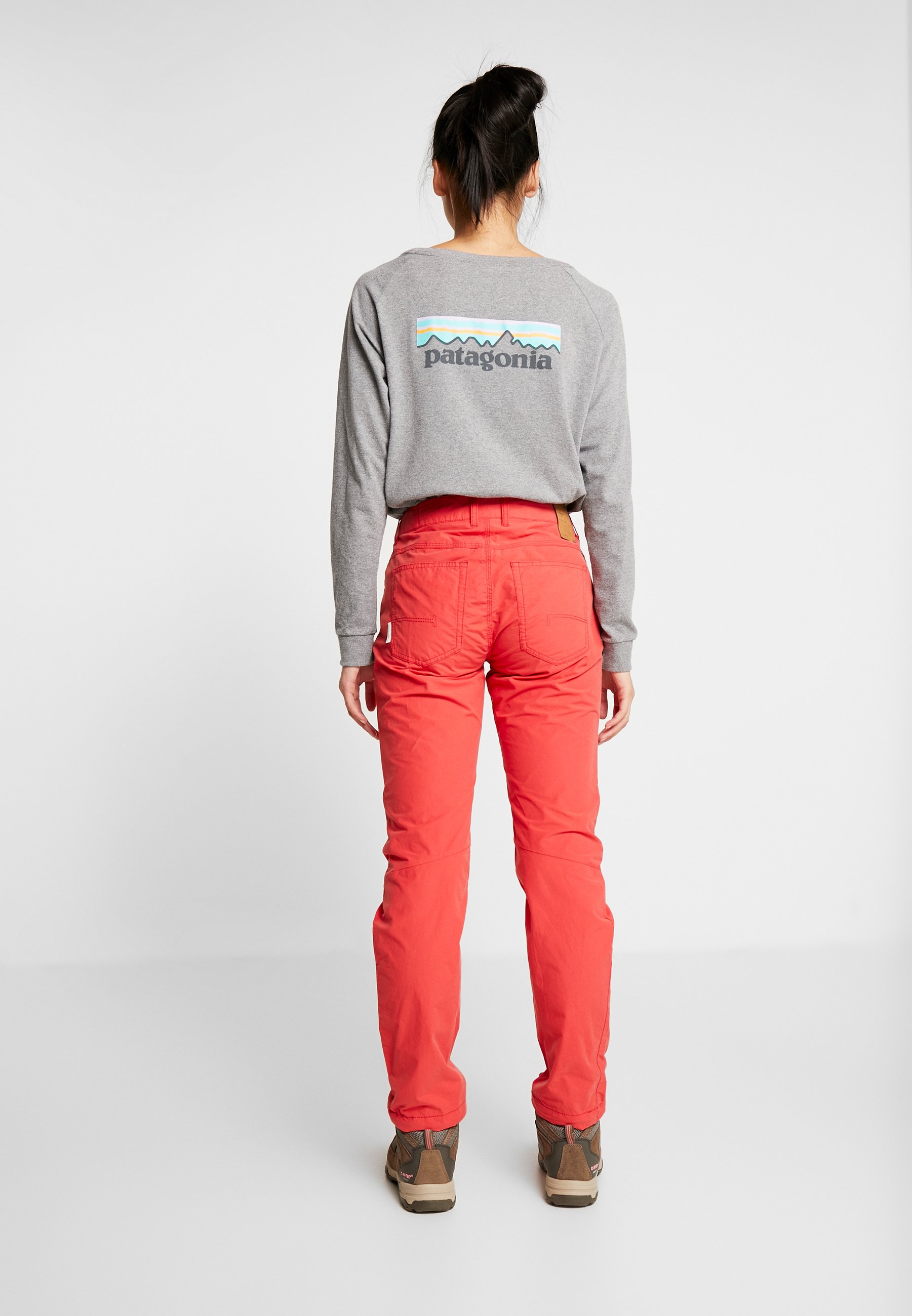 SVALBARD LIGHT PANTS Bukse crisp ruby SVALBARD LIGHT PANTS Bukse crisp ruby