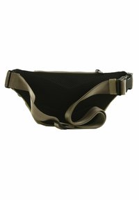 Marsupio in rete nera con cinturini e hardware verde oliva, dotato di un compartimento principale con cerniera e un fermaglio regolabile per una vestibilità sicura.