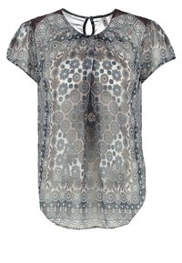 Blouse transparente à manches courtes avec des motifs géométriques et floraux dans des tons gris et bleus, et une petite fermeture dos nouée en forme de trou de serrure.