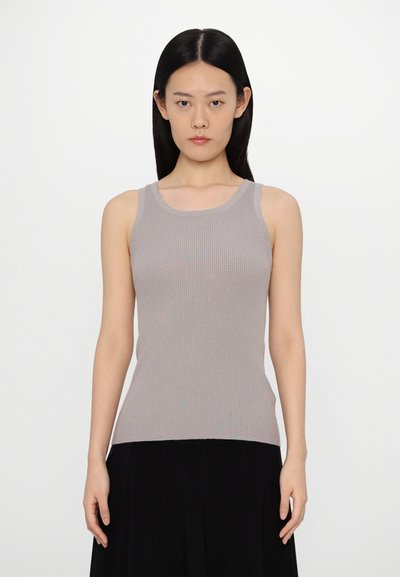 Ärmelloses, geripptes Tanktop in Hellgrau mit einer figurnahen Silhouette und rundem Ausschnitt. Glatte Textur, keine sichtbaren Muster oder Akzente.