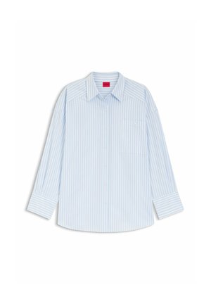 Chemise à manches longues rayée verticalement bleu clair et blanc, avec col pointu et poche poitrine, posée à plat sur un fond blanc.