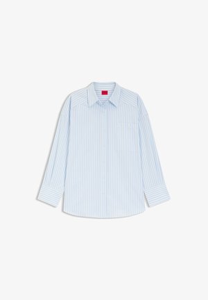 Lyseblå og hvide lodrette stribede langærmet skjorte med knapper, spids krave og brystlomme, lagt fladt på en hvid baggrund.