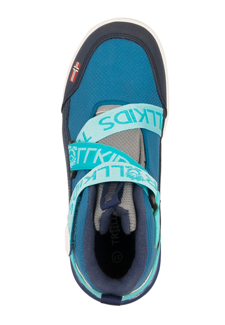 Blaue und graue Kindersneaker mit hellblauen elastischen Riemen, weißer Sohle und kleinem norwegischen Flaggenmotiv an der Vorderseite.