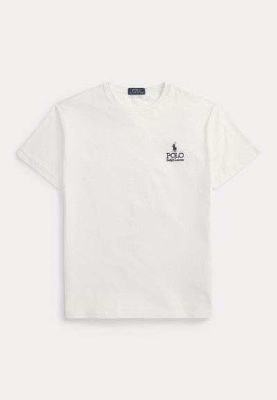 Λευκό βαμβακερό T-shirt με κοντά μανίκια. Διαθέτει ναυτικό λογότυπο και κείμενο στο αριστερό στήθος. Κλασικός σχεδιασμός με στρογγυλή λαιμόκοψη. Ομαλή υφή.