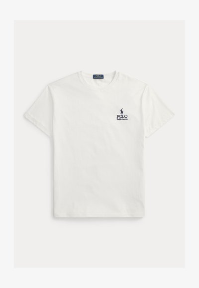 Λευκό βαμβακερό T-shirt με κοντά μανίκια. Διαθέτει ναυτικό λογότυπο και κείμενο στο αριστερό στήθος. Κλασικός σχεδιασμός με στρογγυλή λαιμόκοψη. Ομαλή υφή.