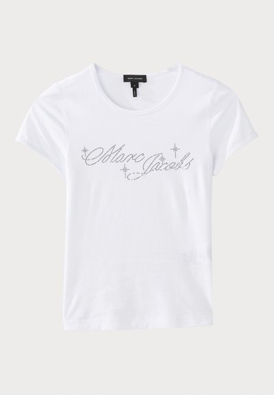 Hvit bomulls t-skjorte med korte ermer, med en svart strass-utsmykket tekst som leser "Marc Jacobs" over brystet.