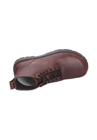 Botín de cuero marrón hasta el tobillo con un acabado texturizado, puntera redonda, diseño con cordones y una lengüeta en el talón. Suela de goma negra gruesa.