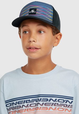 Schwarze Netzmütze mit einem farbenfrohen horizontalen Streifendesign in Blau, Pink und Lila, mit einem rechteckigen O'Neill-Logo-Patch auf der Vorderseite.