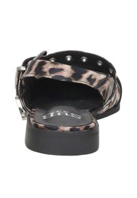 Sandalen met luipaardprint en een zwarte zool, zilveren hardwareaccenten en een verstelbare band. Glad oppervlak met een open achterkant.