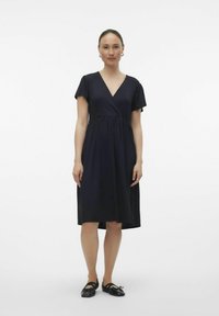 Navyblaues Kleid mit V-Ausschnitt, kurzen Ärmeln und gerafftem Bund. Es reicht bis zur Mitte der Wade und ist aus einem glatten, leichten Stoff gefertigt.