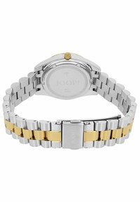 Silberne und goldene Armbanduhr aus Edelstahl mit Gliederarmband, runder Gehäuseform und einer Krone oben. Markenprägung auf der Schließe und dem Gehäuseboden.
