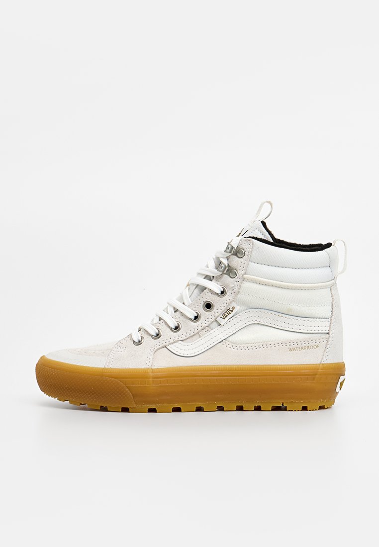 Högsnörda sneakers tillverkade av vitt textil och mocka med en gummirubber sula. Har en vattenavvisande etikett och metallöglor med snören.