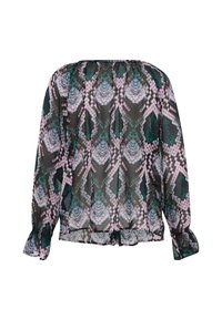 Gennemsigtig bluse med et slangeprintmønster i sort, grøn og pink. Har lange ærmer, en rund halsudskæring og rynkede detaljer ved skuldrene.