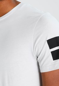 Jack & Jones JCOBORO TEE CREW NECK - T-shirts print - oyster mushroom
