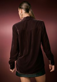 Next REGULAR FIT -LONG SLEEVE - Camicia - chocolate brown