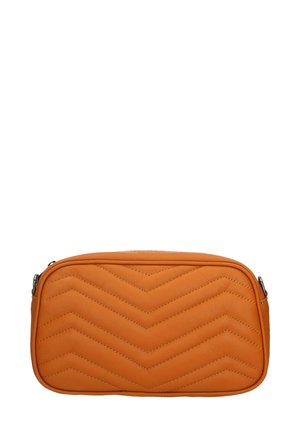 Sac à main orange matelassé de forme rectangulaire, avec un motif en chevron et une fermeture éclair. Fabriqué en cuir souple.