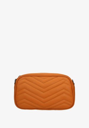 Sac à main orange matelassé de forme rectangulaire, avec un motif en chevron et une fermeture éclair. Fabriqué en cuir souple.