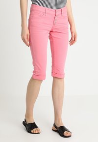 Pantalones capri de mezclilla rosa con cierre de cinco botones, dobladillos con vuelta y trabillas para cinturón, que presentan dos bolsillos frontales y una textura suave.
