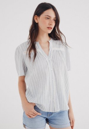 Lichtblauwe en witte gestreepte korte mouwen blouse met een knoopsluiting aan de voorkant, voorzien van verfijnde kantaccenten bij de halslijn en een gestructureerde stof.