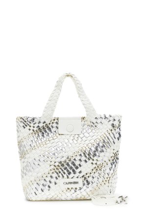 Borsa tote bianca e argento intrecciata con manici intrecciati, chiusura magnetica e tracolla staccabile posizionata accanto alla borsa.