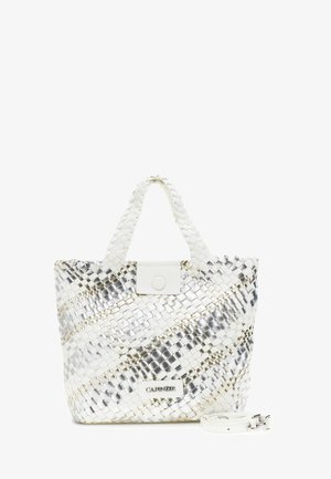 Bílá a stříbrná tkaná taška s pletenými držadly, magnetickým zapínáním a odnímatelným ramenním popruhem umístěná vedle tašky.