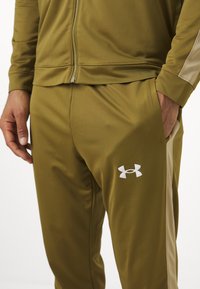 Under Armour RIVAL TRACK SUIT - Tracksuit - canteen green/field khaki