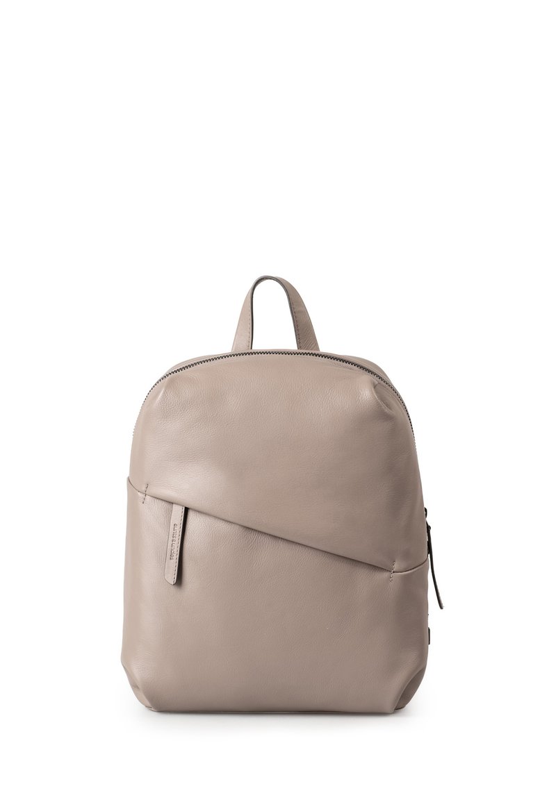 Zaino in pelle grigio chiaro con forma arrotondata, tasca frontale con zip diagonale, manico superiore e sottili rifiniture cucite.