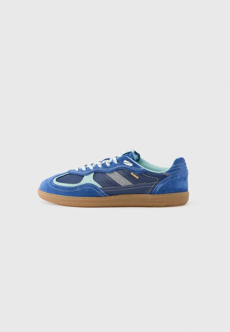 Adidași din piele intoarsă albastru și bleumarin cu design din plasă, accente bleu, șireturi albe și talpă de cauciuc gumă. Prezintă o suprafață texturată.