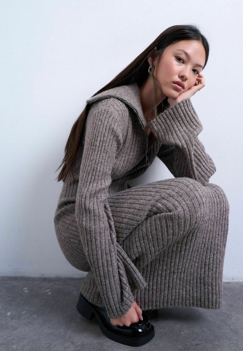 topshop grey ribbed dress Topshop knitted oversized ribbed v-neck midi jumper dress in grey