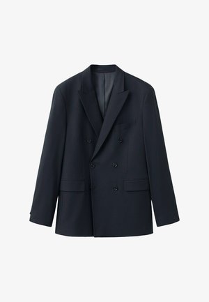 Sacou negru cu dublu rând de nasturi, rever ascuțit, șase nasturi, două buzunare frontale cu clapetă și un buzunar la piept, agățat cu mânecile întinse.