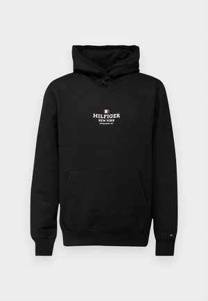 Czarna bluza z kapturem z przednią kieszenią, małe logo Tommy Hilfiger na mankiecie rękawa oraz biały napis "Hilfiger New York" z emblematem flagi na piersi.