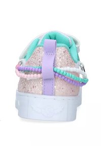 Sneaker pastello luccicante con retro a macchie rosa e bianche, accenti turchesi e cinturini decorativi in perline lilla, verde e rosa.