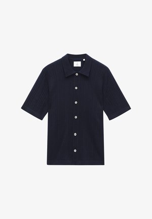 Tummansininen lyhythihainen paita, jossa on teksturoitu ribbikuvio, terävä kaulus ja valkoiset napit edessä.