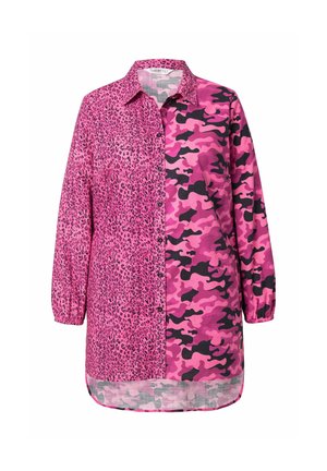 Chemise à manches longues rose avec un design partagé : un côté avec un imprimé léopard rose et l'autre en camouflage rose avec des accents noirs.