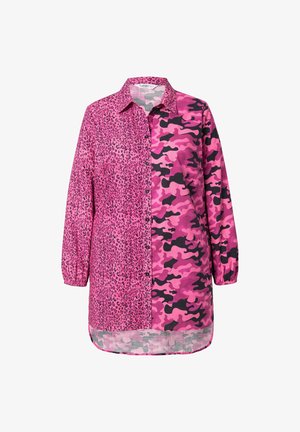 Růžová košile s dlouhým rukávem, která má rozdělený design: jedna strana je s růžovým leopardím potiskem a druhá strana je v růžovém maskáčovém vzoru s černými akcenty.