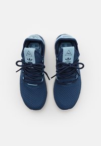 Modré síťované atletické boty s strukturovaným svrškem, vybavené světle modrými akcenty a tkaničkami, polstrovaným jazykem a gumovou podešví.