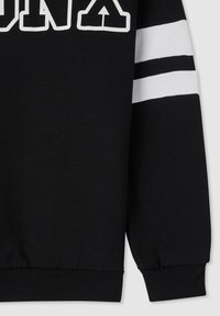 Felpa nera in cotone con accenti bianchi. Presenta un grande testo bianco sul davanti e strisce orizzontali bianche sulle maniche.