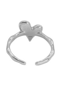 Anello d'argento con una parte superiore a forma di cuore, caratterizzato da una texture liscia e lucidata e un design aperto per una misura regolabile.