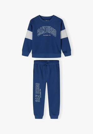 Ensemble de survêtement bleu en deux pièces en coton doux, comprenant un sweatshirt à col rond avec un texte blanc et un pantalon de jogging assorti avec des poches latérales.