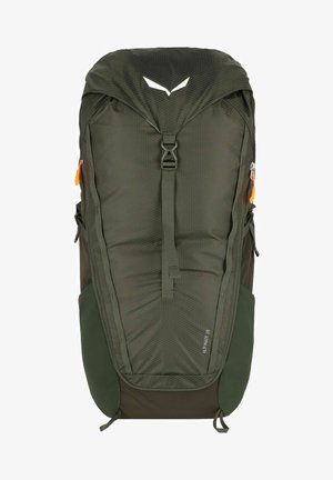 Groene rugzak met een gestructureerde, duurzame stof en een gestroomlijnde vorm, verstelbare banden en contrasterende oranje hardwareaccenten.