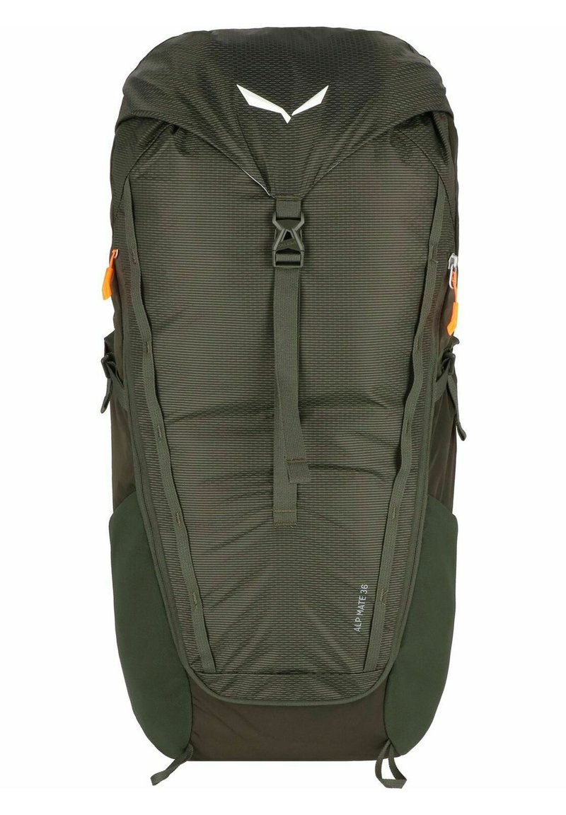 Mochila verde que presenta una tela texturizada y duradera con una forma aerodinámica, correas ajustables y acentos de hardware en color naranja contrastante.