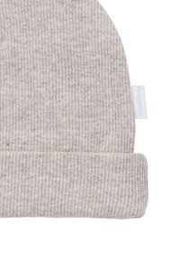 Ljust grå ribbad stickad mössa med uppvikt brätte, som har en liten vit tygtagg med varumärket på sidan.