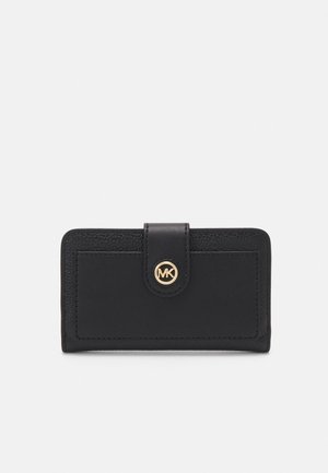 Sort læderpung med tryklås med et guld rundt Michael Kors-logo på en ens hvid baggrund.