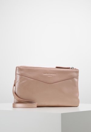 Pochette en cuir beige avec sangle pour poignet, fermeture éclair et logo "LIEBESKIND Berlin" embossé à l’avant.