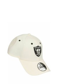 Weißer verstellbarer Hut mit einem schwarzen Raiders-Logo auf der Vorderseite, ausgestattet mit einem gebogenen Schirm und genähten Details an den Seiten.