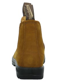 Stivale Chelsea in suede marrone con pannelli laterali elasticizzati, cuciture rinforzate e una robusta suola in gomma nera. Include una linguetta sul tallone con logo.