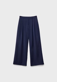Pantalon large bleu marine en tissu lisse, avec plis devant et fermeture par bouton à la taille.