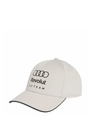 Biała czapka z daszkiem z czarnym haftowanym logo "Audi Revolut F1 Team" z przodu, z czarną lamówką na krawędzi daszka.