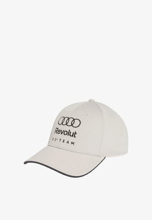 Casquette de baseball blanche avec logo noir "Audi Revolut F1 Team" brodé sur le devant, avec un bord noir sur la visière.
