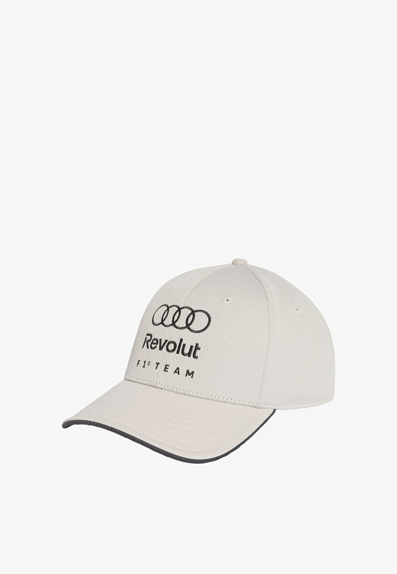 Casquette de baseball blanche avec logo noir "Audi Revolut F1 Team" brodé sur le devant, avec un bord noir sur la visière.